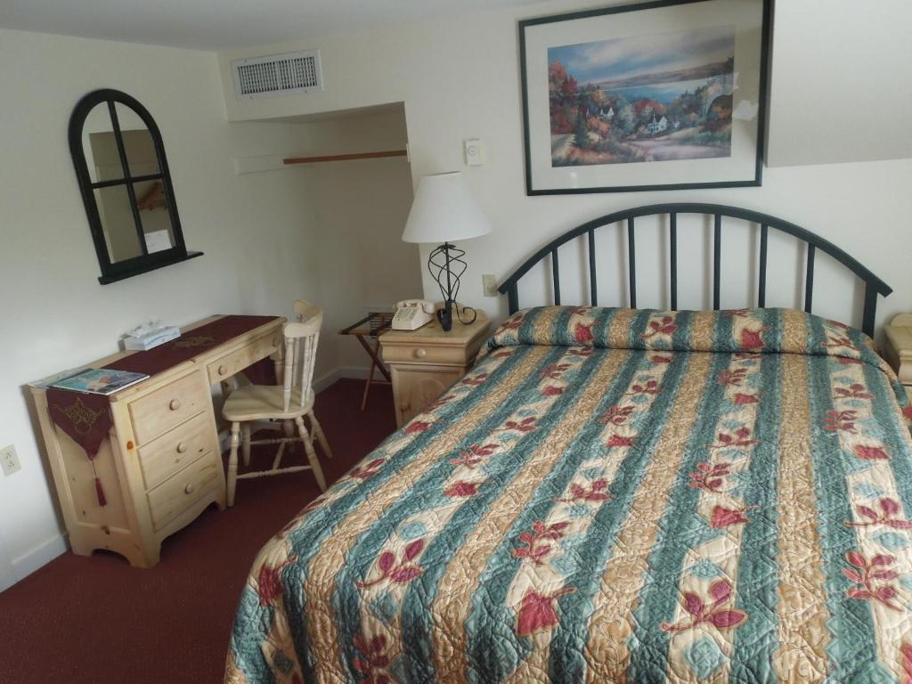 Mountaineer Inn Stowe Room photo